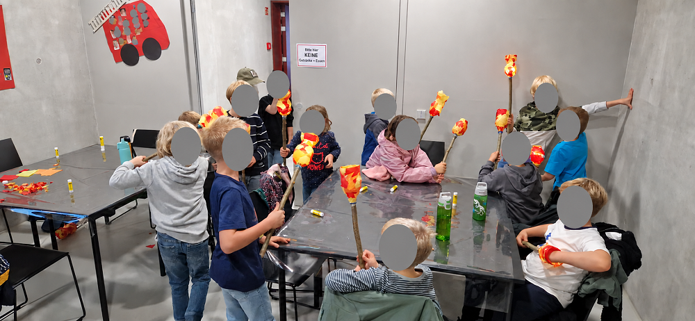 Kinder basteln Feuerlaternen im Feuerwehrhaus